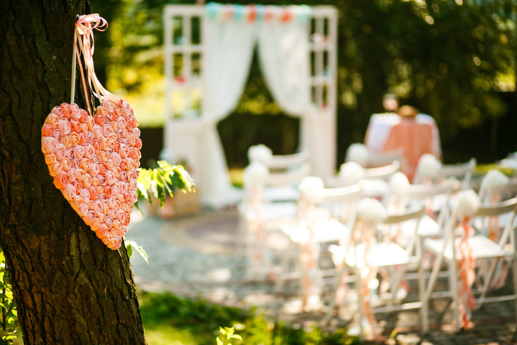 Outdoor wedding in vacation rentals 