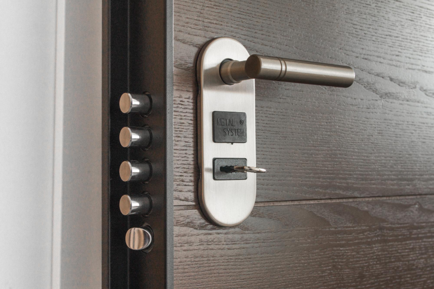 Puerta con cerradura de seguridad en un alojamiento turístico