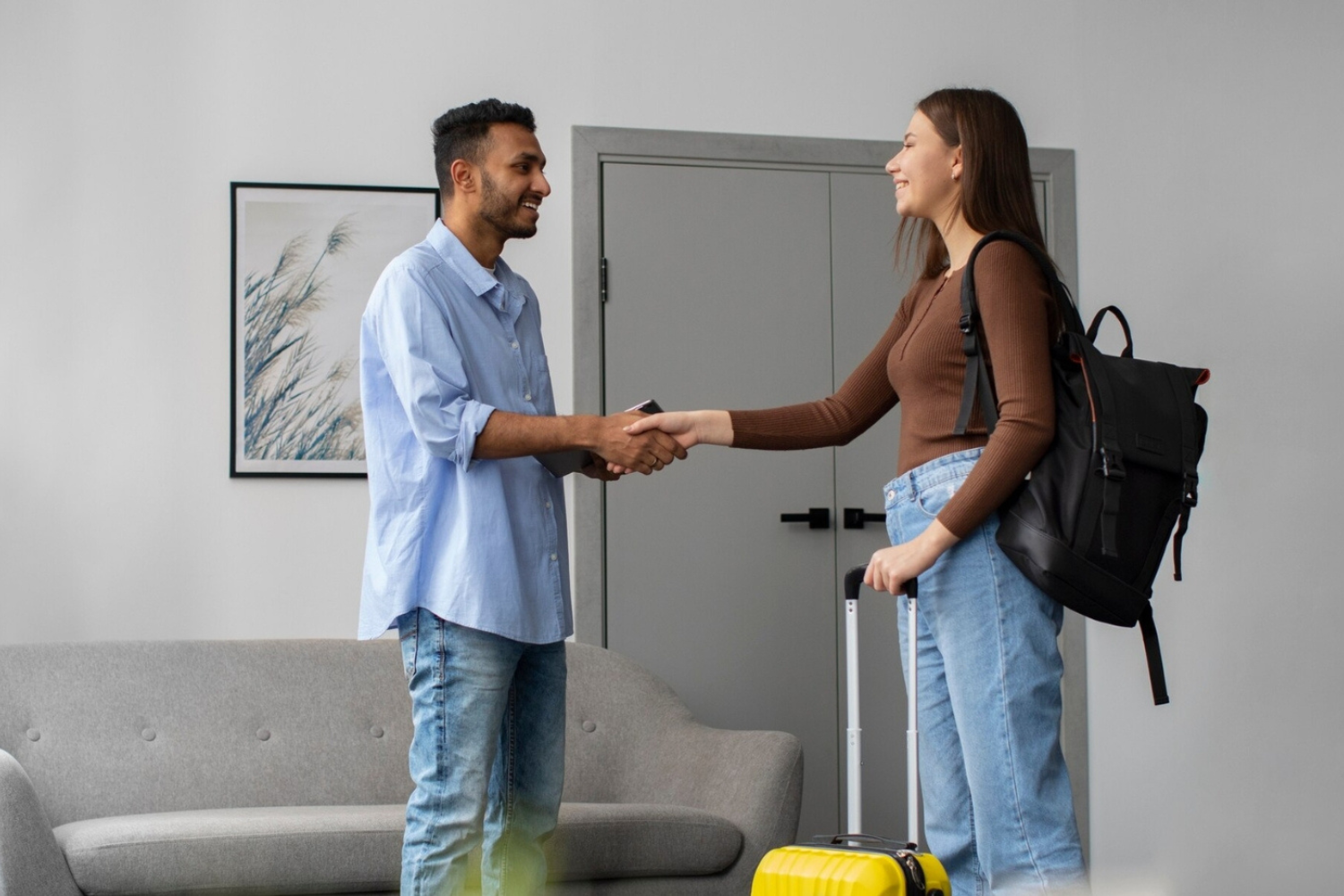 Mujer gestionando reservas directas de hotel desde su ordenador portátil