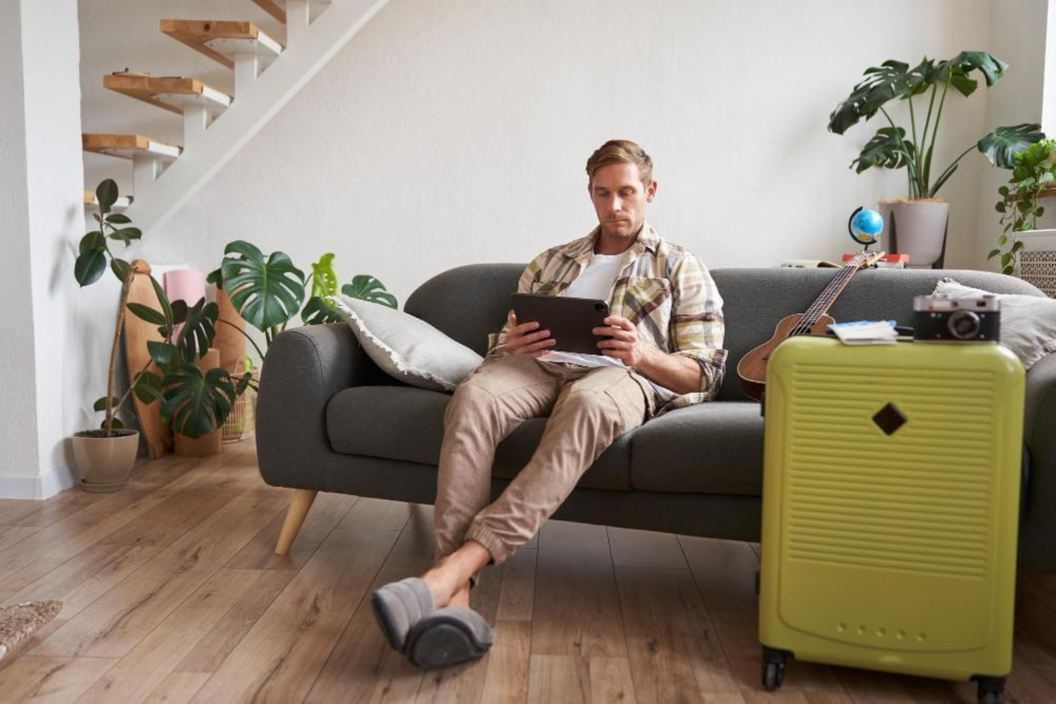 Huésped descansando en un apartamento turístico con maleta