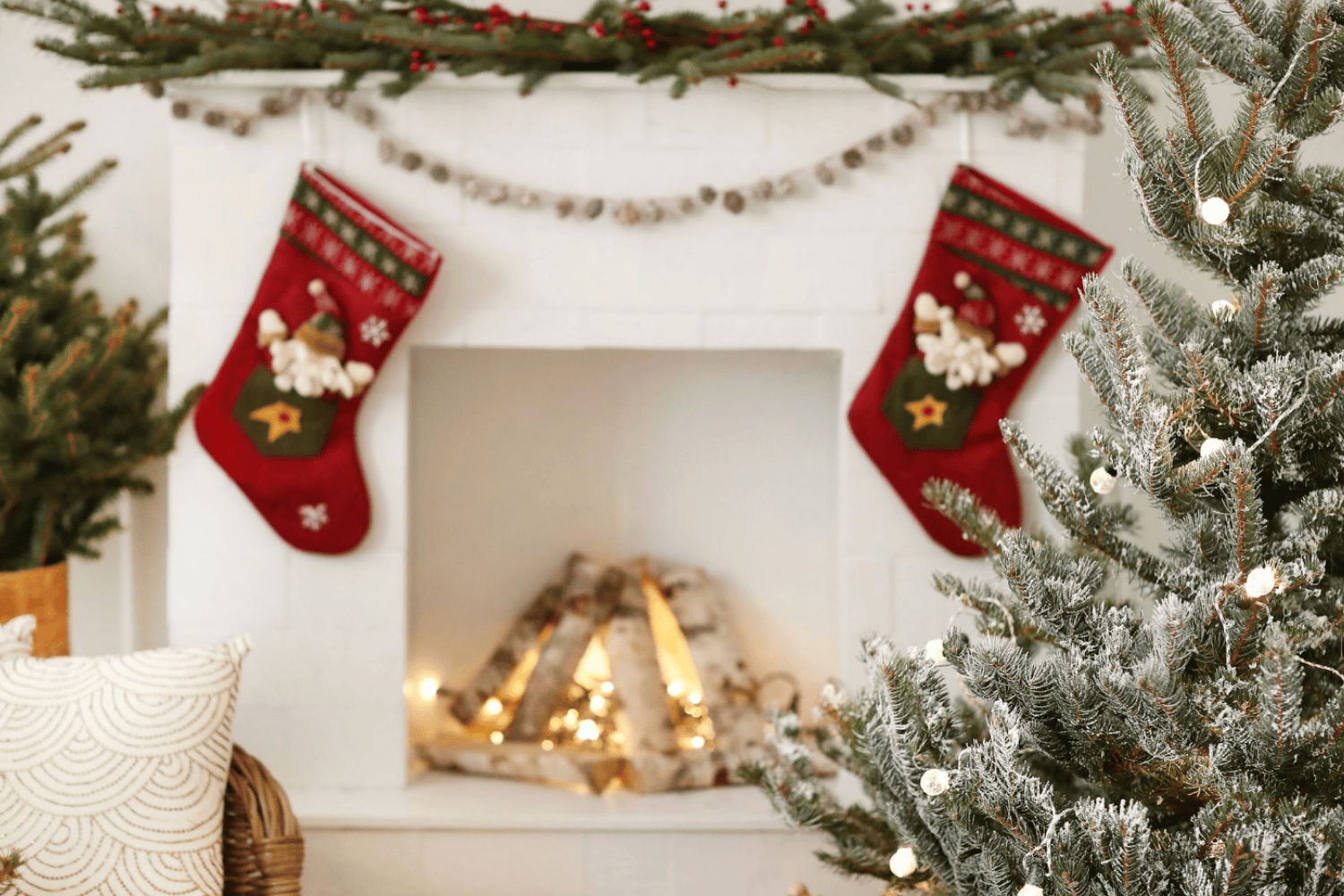 Mesa de Navidad decorada con velas, ramas verdes y adornos festivos