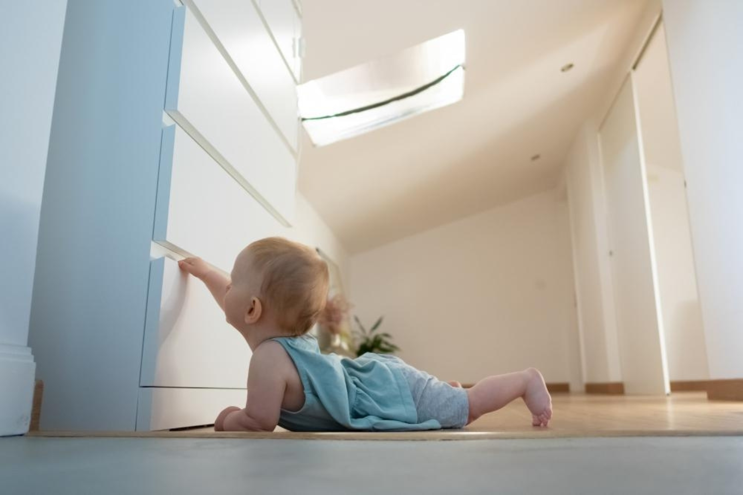 Bebé explorando una vivienda adaptada con medidas de seguridad