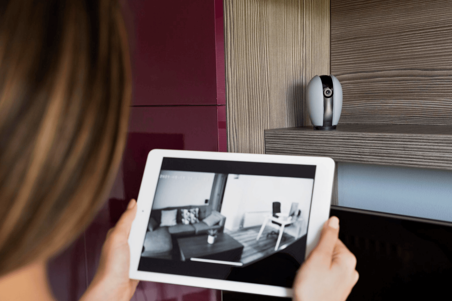 Control de cámaras de seguridad domóticas mediante tablet mostrando vigilancia inteligente del hogar